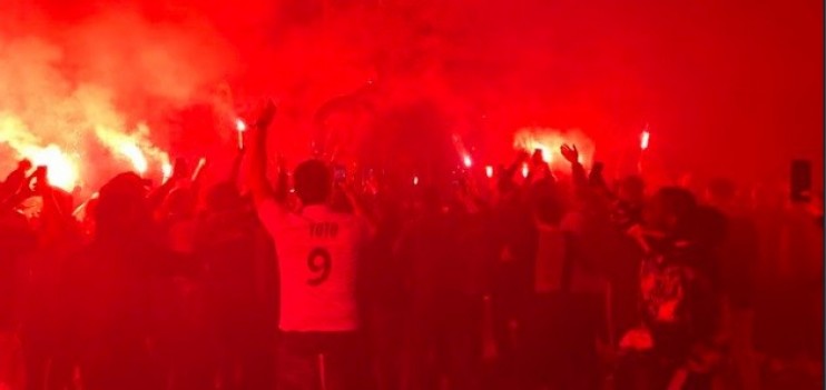 VIDEO : le bus du PSG escorté par les supporters