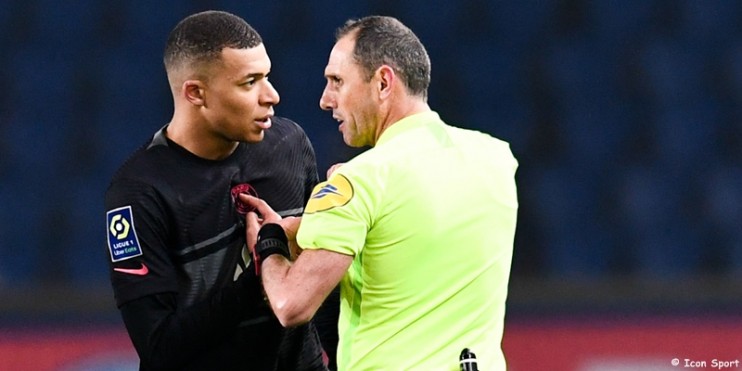 Ce qu'a dit Mbappé aux arbitres samedi au Parc