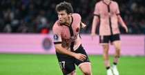 Rayan Cherki passe devant Joao Neves 