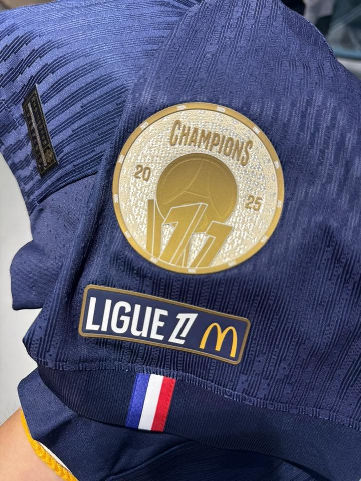 badge-champion-ligue1.png (1007 KB)